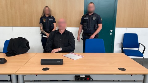 Seine an einer Angsstörung leidende Frau habe sterben wollen und ihn gebeten, ihr dabei zu helfen, sagte der Angeklagte vor dem Landgericht Trier. 