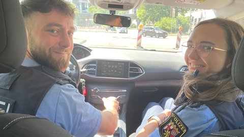 Joshua Petry und Elaine Kochems machen erstmal eine Voraufklärung, bevor die Kollegen mit dem Streifenwagen anrollen. 
