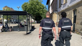 Zwei Beamte der Bereitschaftspolizei kontrollieren am Bahnhof in Idar-Oberstein. Viele Bürger nehmen den Ort als Angstraum wahr. 