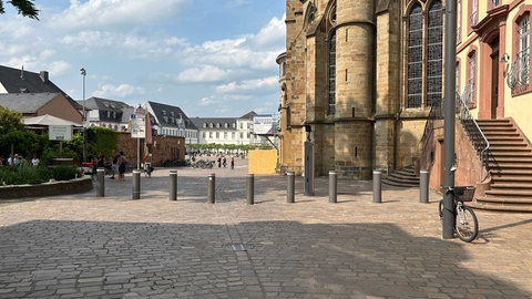 Der Stadtrat in Trier diskutiert erneut über die Poller zur Sicherheit der Trierer Innenstadt.