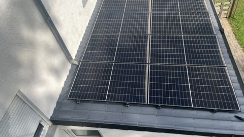 Diese Solarmodule an einem Haus bei Wittlich wurden zwar montiert, aber dann nicht angemeldet. Von dem Strom, den sie produziert haben, hatte der Besitzer lange gar nichts. 