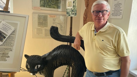 Stadtbürgermeister Hans-Peter Döpgen (FWG) will die Schwarze Katz nicht aufgeben. Diese Figur steht im Heimatmuseum im Rathaus. 