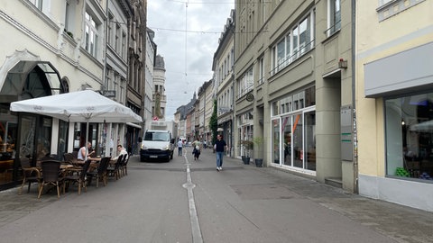 Ein Auto ist in Trier am Samstagabend in die Fußgängerzone gefahren. Von der Fleischstraße Richtung Hauptmarkt.