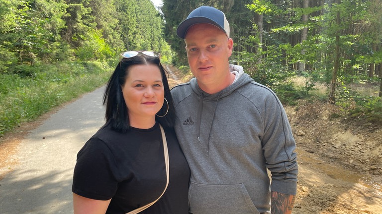 Sven und Saskia Metzger haben das Mädchen aus Allenbach auf einem Feldweg gefunden.