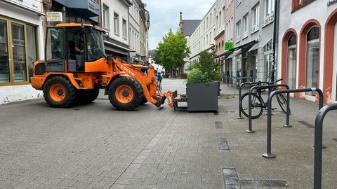 Die Stadt Trier lässt Pflanzkübel und Sitzgelegenheiten aufstellen, um die Einfahrten in die Fußgängerzone zu verengen und optisch zu markieren.