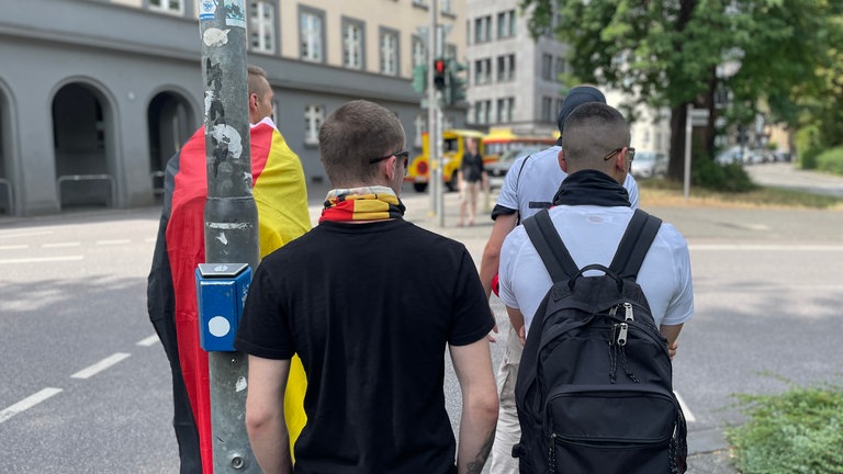 Zum ersten Mal hatte sich auch eine Gegendemonstration angekündigt. Vier Personen hatten sich auf den Weg vom Bahnhof an die Porta Nigra gemacht. Nach Polizeiangaben wurde die Versammlung von einer Person für die Vereinigung "Jungen Patrioten" angemeldet.