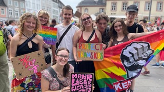 Diese Gruppe kommt aus Mainz und Trier. "Der CSD in Trier ist zwar nicht der größte, aber auch hier stehen Menschen für Offenheit und Vielfalt ein", erzählt Sophie aus Mainz.