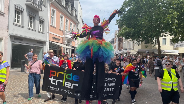 Die Parade zum Christopher Street Day zieht durch die Trierer Innenstadt. Nach Angaben der Polizei haben sich etwa 1000 Teilnehmende dem Umzug angeschlossen.