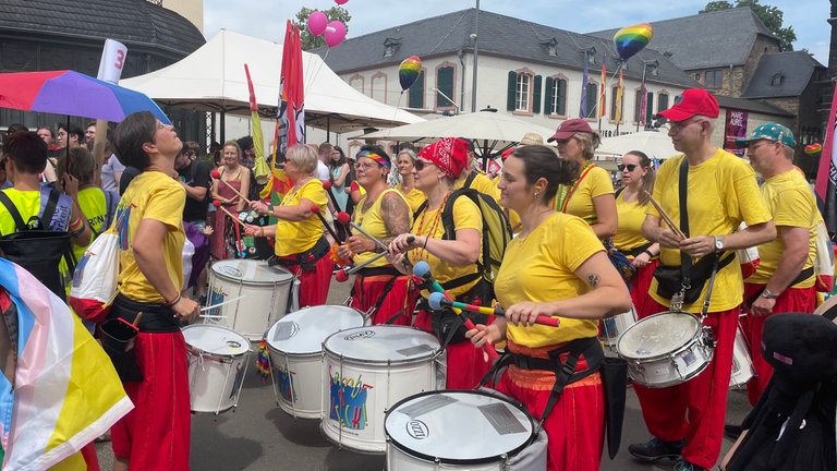 Auf dem Vorplatz der Porta Nigra hatte sich die Parade am frühen Nachmittag auf den Weg gemacht.