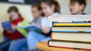 Schüler beim Lesen: Kinder schneiden immer schlechter bei Schulvoruntersuchung ab