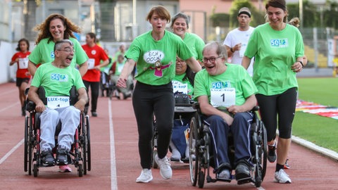Immer mehr Vereine bieten so genannte Inklusionsläufe für Menschen mit Beeinträchtigungen an. 2024 auch ersmals beim Flutlichtmeeting des Sylvesterlauf Trier e.V.
