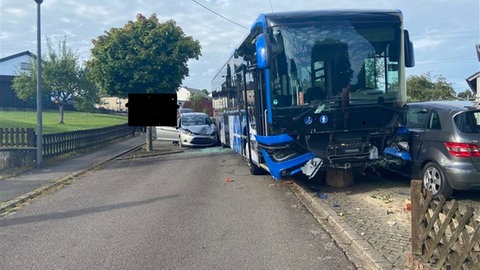 Ein Bus demolierter Bus in Preist: Er war weggerollt und dann gegen mehrere Autos gefahren