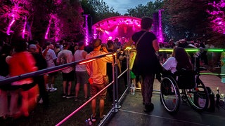 Die Tribüne für Rollstuhlfahrer auf dem Pferdefestival