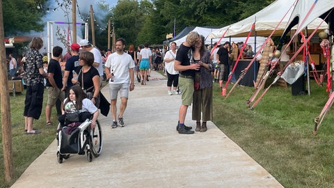 Stahlplatten liegen auf dem Walsbode und sorgen für mehr Barrierefreiheit auf dem Pferdefestival bei Piesport an der Mosel.