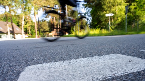 Eine Radfahrerin ist im Kreis Bernkastel-Wittlich tödlich verunglückt.(Symbolbild)
