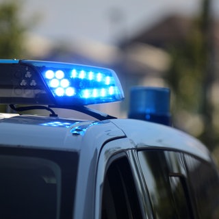In Idar-Oberstein wurde über Monate gegen eine Bande aus 16 Männern ermittelt. Sie sollen unter anderem Drogen in ein Gefängnis geschmuggelt haben. Am Dienstag wurden drei Männer verhaftet.
