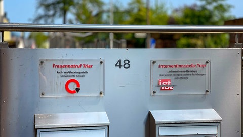 Die Interventionsstelle Trier und der Frauennotfuf Trier arbeiten eng zusammen und sitzen unter einem Dach.