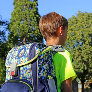 Immer mehr Eltern sehen dem Schulstart mit Sorge entgegen: Ein gefüllter Schul-Rucksack kann schnell bis zu 250 Euro kosten. 