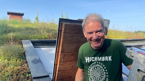 Johannes Hill in Trier hat in Eigenarbeit sein Hausdach aufwändig begrünt.