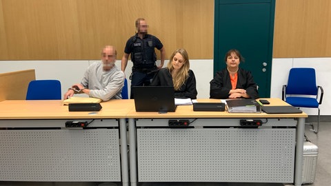 Ein 58-Jähriger muss sich wm Landgericht Trier wegen versuchten Totschlags verantworten. Er soll zwei Mitarbeiter des Jugendamtes in Gerolstein mit einem Messer angegriffen haben.