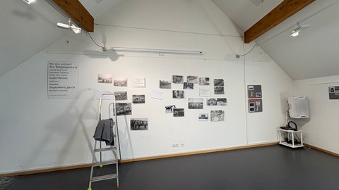 In der historischen Ausstellung, hier noch im Aufbau, werden die Seiten des Tagebuchs in den Kontext der geschichtlichen Entwicklungen nach der Machtergreifung der Nazis gesetzt.