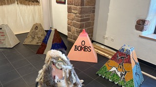 Diese Höcker des Westwalls wurden von Künstlern bemalt, aber auch Kinder und Jugendliche konnten sich dabei kreativ betätigen.