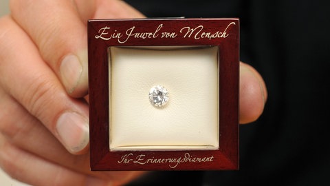 So kann ein Erinnerungsdiamant aussehen, der aus der Asche eines Verstorbenen gepresst sein soll. 