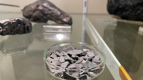 Graphit lässt sich in Bergwerken abbauen. Das Material wird gebraucht, um künstliche Diamanten herzustellen. 