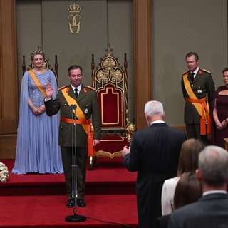 Luxemburgs neuer Großherzog Guillaume legt den Eid ab während der Vereidigungszeremonie im Sitzungssaal der Abgeordnetenkammer in Luxemburg, dahinter steht Luxemburgs neue Großherzogin Stephanie