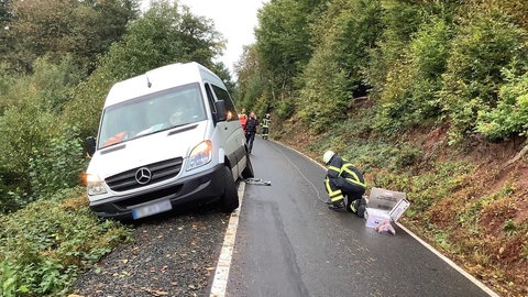 Dieser Kleinbus mit einem Schulkind an Bord drohte einen Hang hinunterzustürzen.