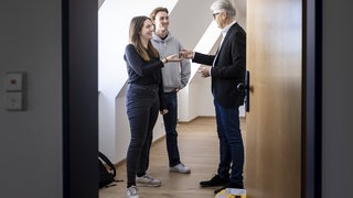 Eine Schlüsselübergabe für eine Mietwohnung. Der Wohnungsmarkt in Trier ist für Studierende angespannt. Der Wegfall der Mietpreisbremse dürfte die Suche nach bezahlbaren Wohnungen eher erschweren.