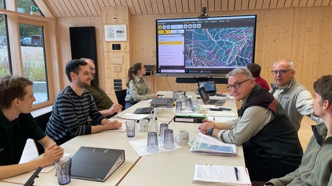 Bei der Begutachtung im Forstamt Trier wird per Karte dokumentiert, wo Rückegassen im Wald verlaufen. Das sind Wege, die nur von Forstmaschinen oder Traktoren befahren werden können. Nur ein bestimmter Flächenanteil darf als Rückegassen genutzt werden.