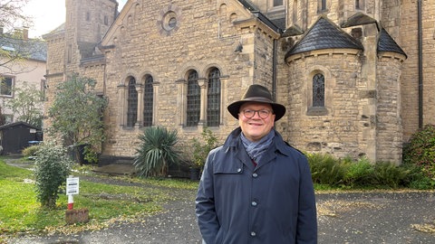 Pfarrer Markus Nicolay sieht die Strategie des Bistums differenziert: "Das Herz sagt: Die Kirchen sind heilige Orte, die müssen erhalten bleiben. Auf der anderen Seite muss man die Vernunft walten lassen, zu sagen: Wir können nur das unterhalten, was wir uns leisten können." 