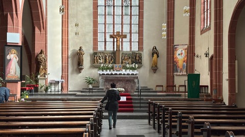 Eine Gläubige besucht die Kirche St. Antonius in Trier. In den Gottesdiensten sind um die 35 Menschen.