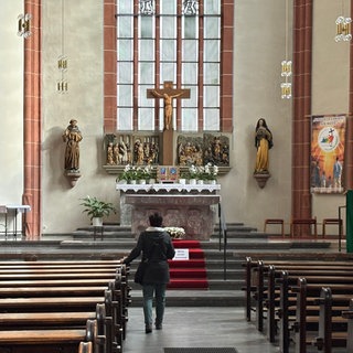 Eine Gläubige besucht die Kirche St. Antonius in Trier. In den Gottesdiensten sind um die 35 Menschen.