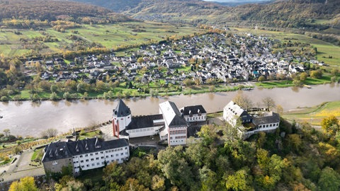 Für die Marienburg bei Zell gibt es nach Angaben des Bistums Trier wieder mehrere Interessenten, die das Gebäude kaufen wollen.