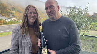 Christian Hermann und seine Frau Julia leiten das Weingut "Dr. Hermann" in Erden an der Mosel. 
