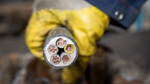 Nach dem Diebstahl werden die Kabel häufig zu Schrothändlern ins Ausland gebracht, wo sie eingeschmolzen werden.
