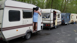Prostituierte bieten ihre Dienste in Wohnwagen an.