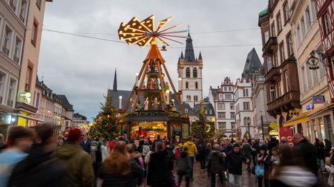 Lichterglanz und Geschenkideen: Der Trierer Weihnachtsmarkt verzaubert mit vielfältigen Ständen. 
