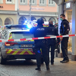 Einsatzkräfte der Polizei sind nahe der Fußgängerzone in Trier im Einsatz, in der ein Auto mehrere Menschen erfasst und tödlich verletzt hat. 
