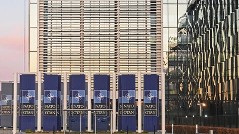 Die NATO ist ein Verteidigungsbündnis mit 32 Mitgliedsstaaten mit Hauptquartier in Brüssel. 