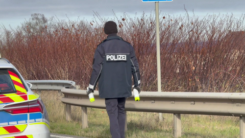 Die neonfarbene Sprühkreide ist eines der wichtigsten Arbeitsmittel des VU-Teams.