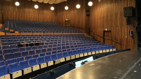 Noch sieht der Zuschauer-Raum im Theater so aus. Nach der Sanierung soll es deutlich moderner sein.