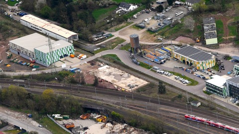 Auf der freien Fläche ist inzwischen eine Halle für Probenbühnen entstanden. Nach einem Bericht des Trierischen Volksfreunds hat Oberbürgermeister Wolfram Leibe den Stadtrat bisher in die Entscheidung, die Halle anzumieten, nicht einbezogen. 