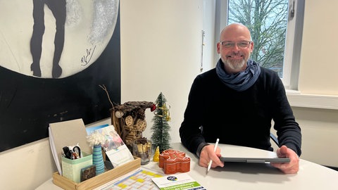 Dirk Schönhofen ist Schulleiter der IGS in Trier. Die Schule hat zusammen mit Lehrern, Schülern und Eltern Leitfäden für die Nutzung von KI entwickelt. 