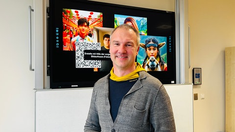 Dennis Feser vom Medienzentrum Trier lehrt an der IGS Schülern und Lehren den Umgang mit KI. 