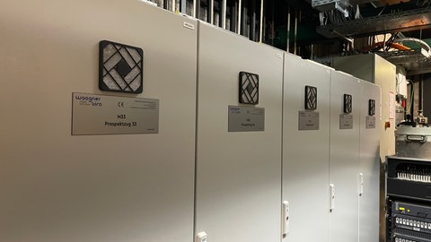 Im Turm des Theaters Trier sind die neuen Schränke für die moderne Bühnentechnik schon da.