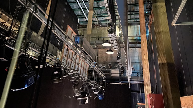 Ein Blick nach oben im Theaterturm über der Bühne auf die Technik aus den 1960er Jahren