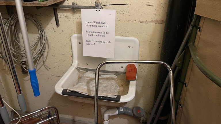 Hinter den Kulissen des Theaters Trier funktioniert vieles nicht mehr, so wie dieses alte Waschbecken.